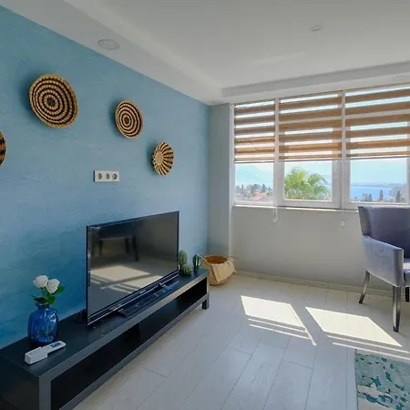 Hadrian Falcon Sea View By Maxi Homes *
